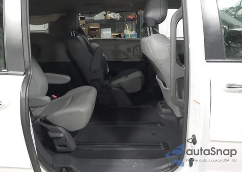 2021 Toyota Sienna Xle z USA, uszkodzony, nr VIN 5TDJRKEC8MS051936